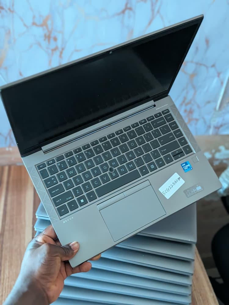 HP ZBOOK FIREFLY G8 INTEL CORE I7  256 SSD -16GB RAM  TOUCHSCREEN